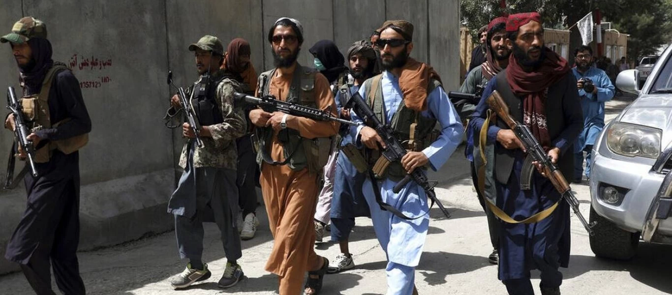 Αφγανιστάν: Δώδεκα άνθρωποι έχουν χάσει τη ζωή τους εντός και γύρω από το αεροδρόμιο της Καμπούλ από την Κυριακή